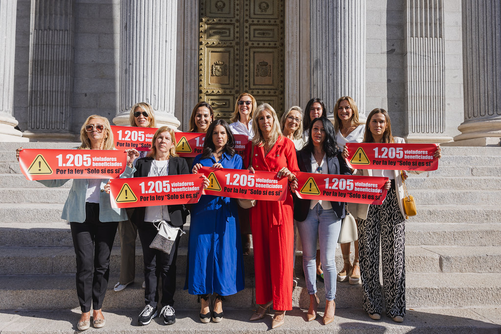 mujeres manifestandose por la ley del solo sí es sí