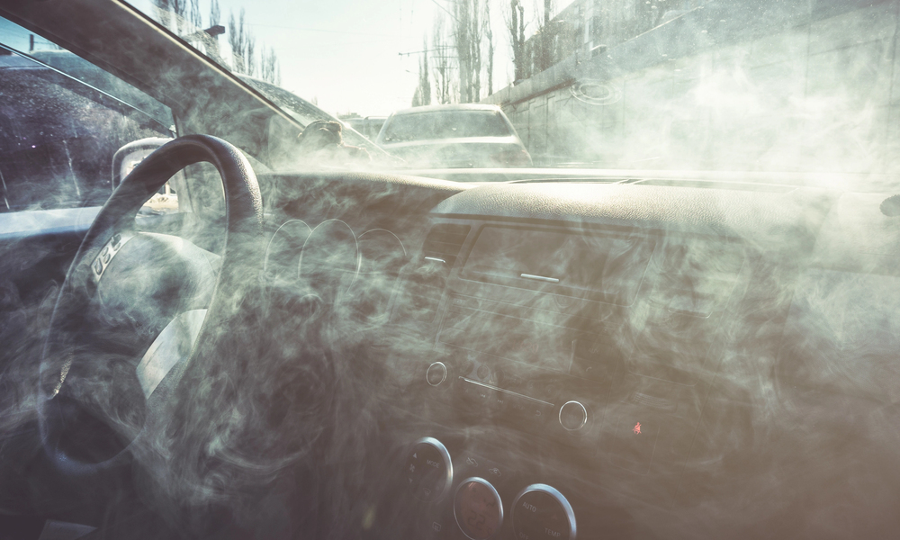 fumar dentro del coche