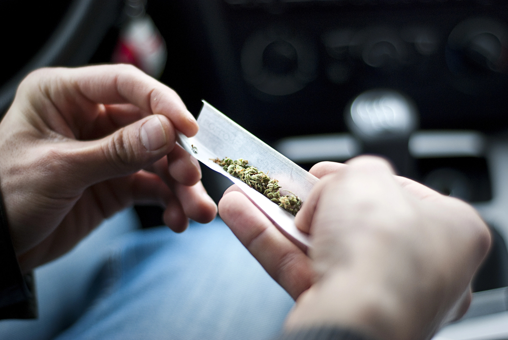 fumar porros dentro de coche es legal