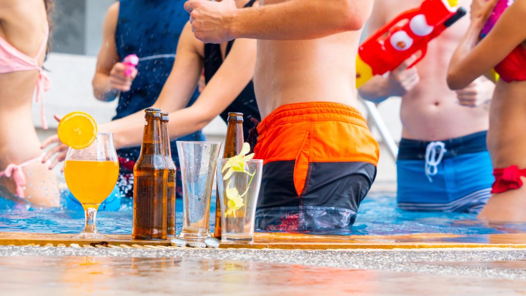 ¿Está permitido y se puede beber en las piscinas municipales?