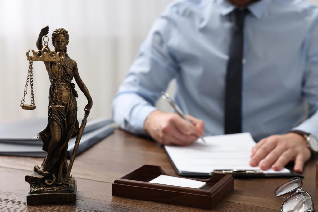 Entre otros, la querella debe incluir:
• La identificación del querellante.
• La identificación del querellado, si se conoce.
• Una exposición detallada de los hechos.
• La calificación jurídica provisional.
• La petición de diligencias de investigación.
• La firma de abogado y procurador, salvo excepciones previstas legalmente.
Precisamente por su complejidad, la preparación de una querella requiere un estudio previo del caso y una estrategia jurídica bien definida.